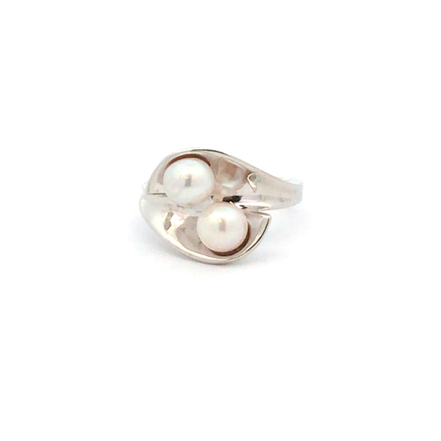 10 Karat White Gold Ring With 2 6mm Pearls White With Pink Overtones Finger Size 6.0 With Bright Polish And Rhodium Refinish And Weighs 4.6 Grams. Retail 829  Estate 419